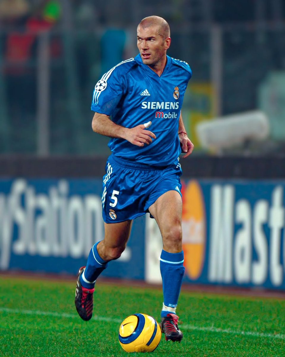 La equipación.
Las botas.
El balón.