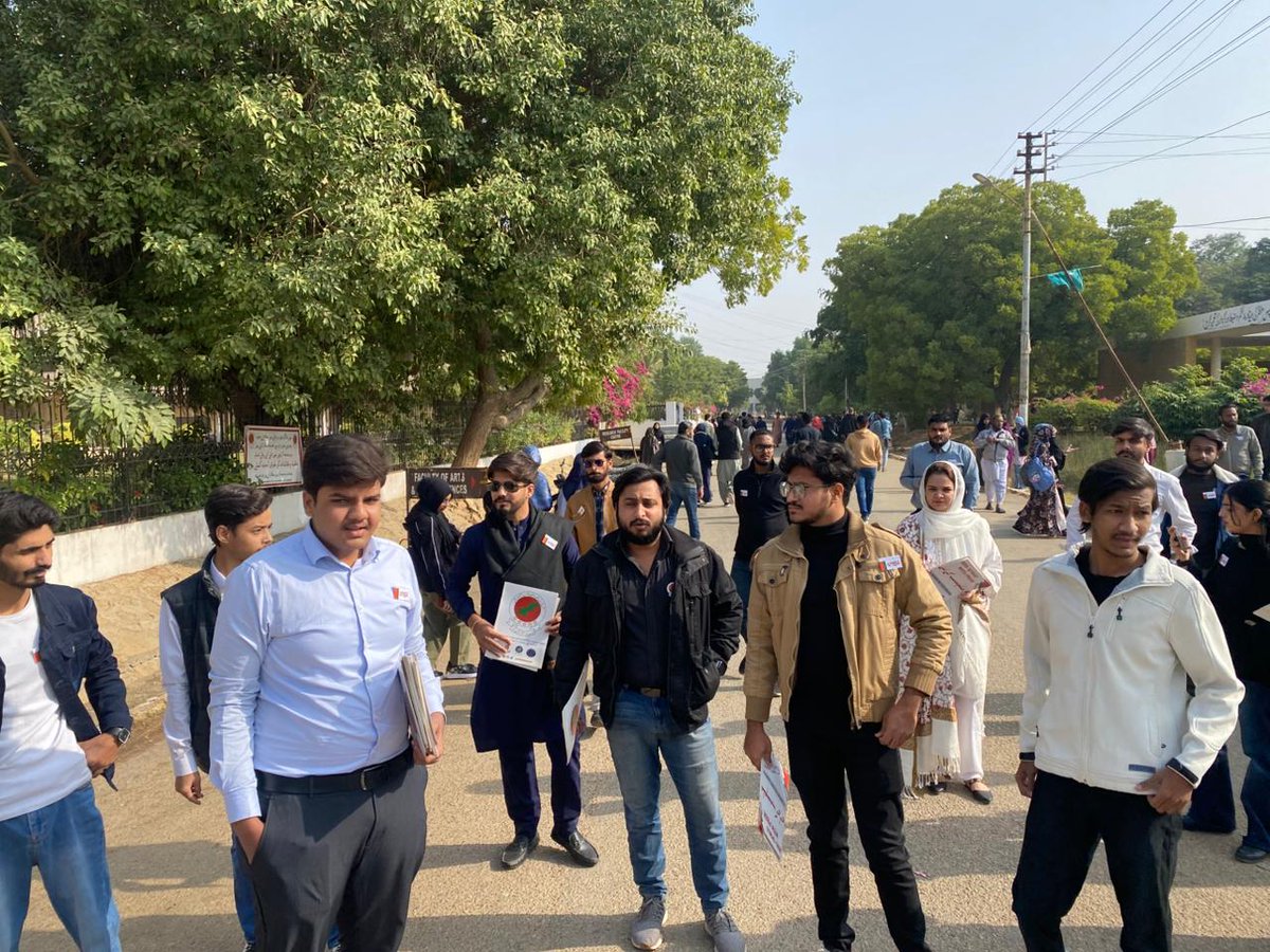 UOKAPMSO's tweet photo. جامعہ کراچی سیکٹر کی جانب سے مادرِ علمی میں آنے والے تمام طلبہ و طالبات کو خوش آمدید کہا گیا۔ اس موقع پر جامعہ کراچی کے مختلف شعبہ جات اور بلاکس میں خوش آمدیدی بینرز آویزاں کیے گئے جبکہ طلبہ و طالبات میں فائل فولڈرز بھی تقسیم کیے گئے۔
#APMSO
#APMSO_Media
#Team_APMSO
#ApmsoKU https://t.co/H8DBOj2oCC