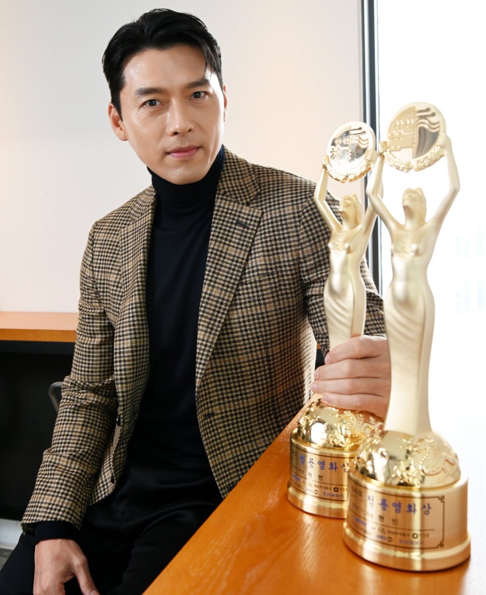 v_lovez's tweet image. "On the day of the awards,we didn’t get to talk much but we woke up the next morning and congratulated each other.We were happy and honored to have created a first in Blue Dragon history."

"I remember that she just hugged me and I think that meant more than any words.."

Hyunbin