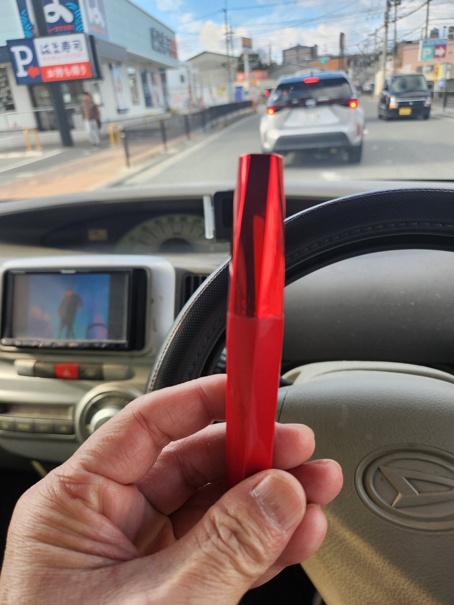 poseidon_pkch's tweet photo. 正月家族で帰省中後ろに座ってた嫁｢私こんなマスカラ使って無いんやけど！｣と突きつけられた…
全く身に覚えがなく最近乗せた友達に連絡
友｢それ俺の彼女のっす！｣
嫁｢そうなんやー！｣
その後友から連絡｢ポセさんに限ってそんな事せんのは解ってるけどとっさに彼女のって言ったけど大丈夫？｣ https://t.co/BOqajD7g8D