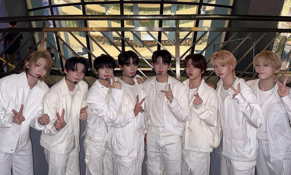 아홉, 'Kapuso Countdown to 2026' 성료⋯필리핀수놓은 K팝 떼창
-아홉, 필리핀서 새해맞이⋯초대형 카운트다운쇼 헤드라이너 완벽 활약
-아홉, 데뷔 첫해 활동 성공적 마무리⋯서울팬콘으로 2026년 활동 포문

[사진제공 = GMA 'Kapuso Countdown to 2026' 방송 캡처, F&amp;F엔터테인먼트]

#아홉 #AHOF