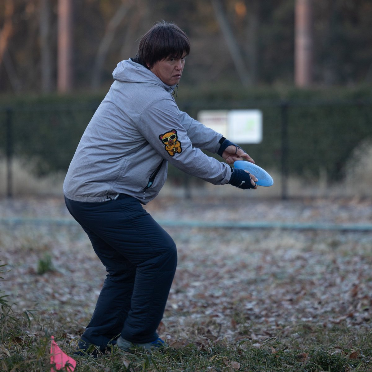 昨日の日の出王の写真をミカさんに撮っていただきました。キレイな写真にTショットの悪いところがはっきり写ってますね。バックスイングで肘が曲がりすぎ。ディスクが水平になっていない。腕の振りの位置が低すぎる。そりゃぁ飛ばないよな。気をつけているんだけど（-_-;　今年は修正します。