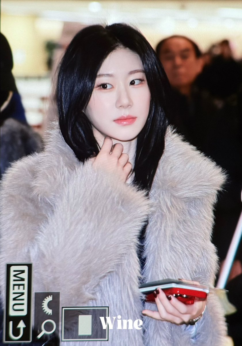 ITZY’s Chaeryeong stuns at the airport.