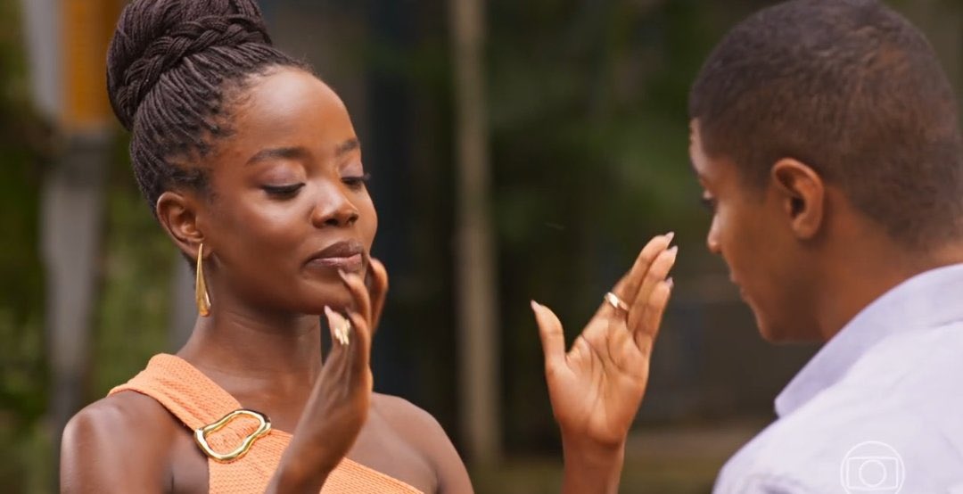 joycemcsantos's tweet image. no fim do dia a Leona não ama ninguém. 

não amava o Marlon, sentia tesão e sede de voltar ao passado. não ama o Samuel, só sente que através dele consegue estar mais próxima da fonte de sua obsessão: Sofia. e nesse ciclo, ninguém se cura.

#DonaDeMim