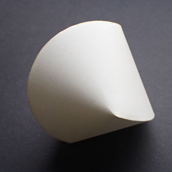 RPolyhedra's tweet photo. そういえば…
#オロイド(#Oloid)に似た
#スフェリコン(#Sphericon)を #日経サイエンス 2000年1月号 数学レクリエーション「円錐をひとひねりしたら」を見て作っていたのだが… 26年も前のペーパークラフトあるかな?
発掘したら… あった~‼😃
頂角90°の円錐(直角二等辺三角形を回転させてできた円錐)を2つくっつけ、2つの円錐の頂点を結ぶ平面で分割すると、断面は正方形になります。これを90°回転させると「スフェリコン」✌