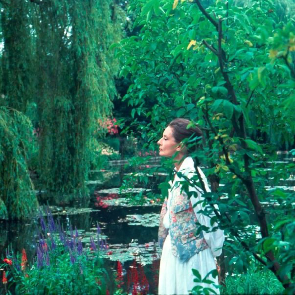 TheCinesthetic's tweet photo. Audrey Hepburn photographed at Claude Monet’s Garden, Giverny, 1990 https://t.co/NZOByOLa9G