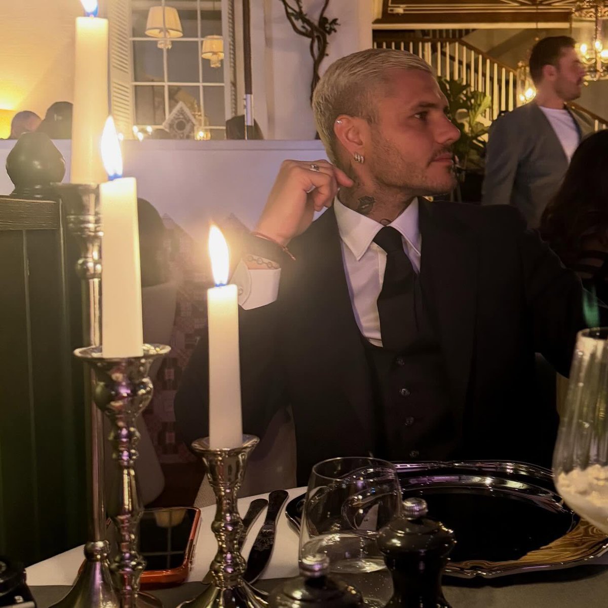 bu adam gerçek değil bence, biz hayal görüyoruz bu kadar yakışıklı bu kadar karizmatik birisi olamaz yok yani