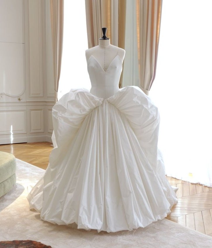 Ya tenemos el primer momentazo del 2026 en materia moda. Este Haim se casó usando un Louis Vuitton por Nicolas Ghesquière.