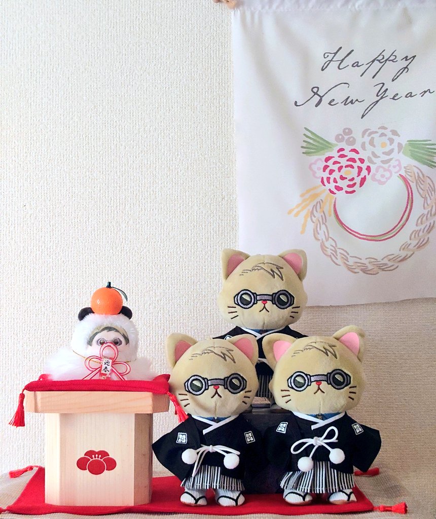 「おとしだまつき😼」
「まちがいさがしです😼」
「まちがいは3つ🐱🐝」

「せいかいしたら😼」
「おとしだまもらってあげる🐱🐝🧧」
「わかりますか？😸😸」

「わからない？わたしのファンならわかるでしょ🐱🐝」

ちょっとの違いは家主が同じように写真撮れなかっただけ🥹💦