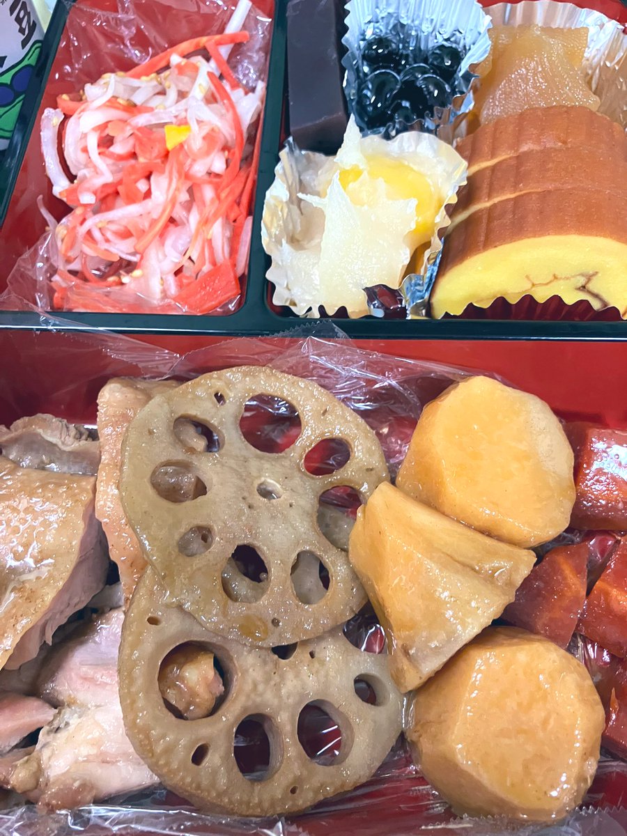 mah0723's tweet photo. 年末に向けてお節作るのをやめて
今年は元旦の夜に作って
今日の朝ごはんにした

昨年閉館した厚木健康センター🦦で
購入したものに
お節盛り付けてみた https://t.co/TlcmCP2p2z