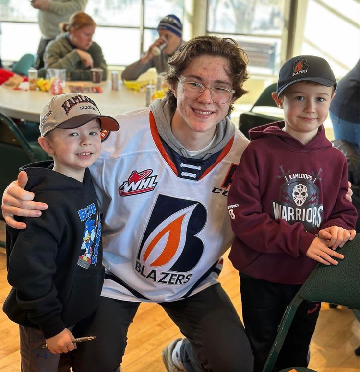 fraseminten's tweet image. someone say fraser minten with glasses 👀