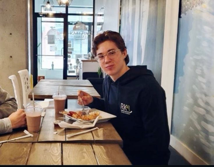 fraseminten's tweet image. someone say fraser minten with glasses 👀