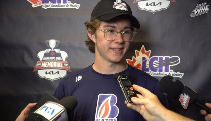 fraseminten's tweet image. someone say fraser minten with glasses 👀