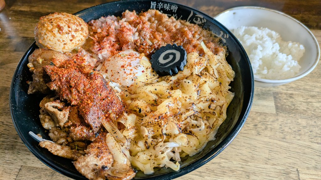 MxC6X6BcHXBm7ng's tweet image. 旨辛味噌らーめんぼんず

旨辛味噌まぜそば(麺硬め)
TP:赤玉炙りチーズ辛味ライス

今年は2日から営業となれば来ちゃいますよね😍ｱﾘｶﾞﾄｳ
濃厚味噌ダレをぼんず麺に絡めて食べると新年早々幸せな気分に💕

ラスト🍚ドボンで完璧フィニッシュ

本年も宜しくお願いします🍜
ご馳走様でした😊