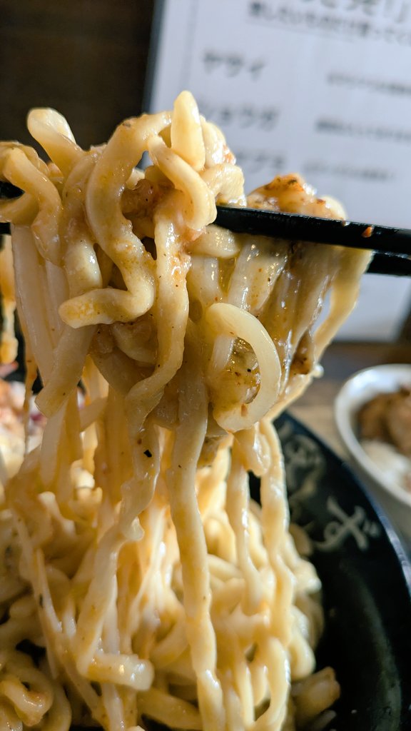 MxC6X6BcHXBm7ng's tweet image. 旨辛味噌らーめんぼんず

旨辛味噌まぜそば(麺硬め)
TP:赤玉炙りチーズ辛味ライス

今年は2日から営業となれば来ちゃいますよね😍ｱﾘｶﾞﾄｳ
濃厚味噌ダレをぼんず麺に絡めて食べると新年早々幸せな気分に💕

ラスト🍚ドボンで完璧フィニッシュ

本年も宜しくお願いします🍜
ご馳走様でした😊