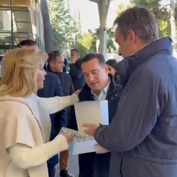 parallilos's tweet photo. Πόσο γελοίο τσιράκι, γιουσουφάκι, άθλιος και θλιβερός Χατζηαβάτης πρέπει να είσαι για να γίνεσαι ο κουραμπιεδοκουβαλητής του προϊσταμένου σου και μάλιστα να σου λέει "κέρασε εδώ τα κορίτσια"!
Αυτά δεν συμβαίνουν ούτε σε επαρχιακούς Δήμους. https://t.co/CAa6z1ILxt