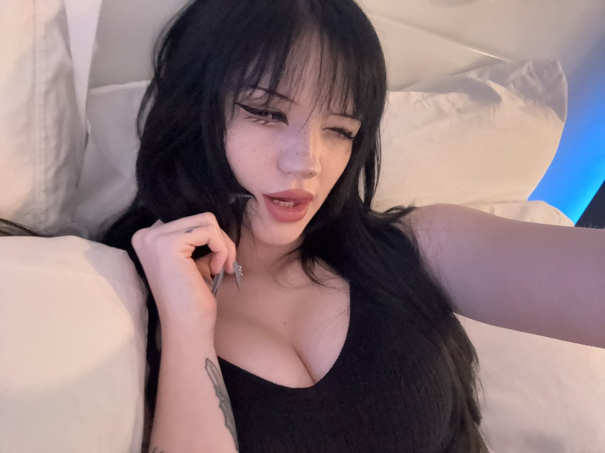 himeryuk's tweet photo. anime and chill with me 🤍 https://t.co/7zkjlovMay