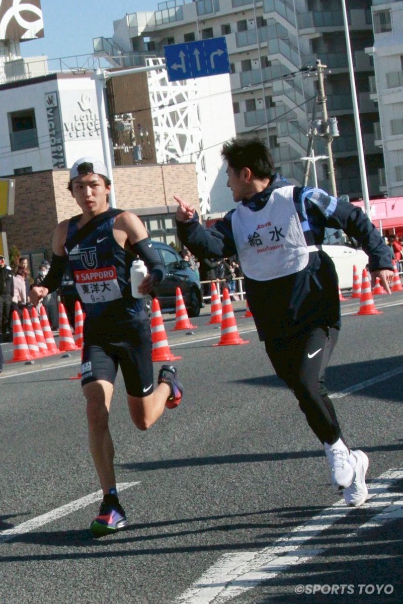 sportstoyo_tf's tweet photo. 【 #第102回箱根駅伝】

3区15km地点、 #迎暖人 選手に力水を渡したのは、東洋大OBの #今西駿介 さんです！！

先輩からの給水を力に、走り抜けます🏃‍♂️🔥

#鉄紺の結束  #その1秒をけずりだせ https://t.co/yesxIM85Or