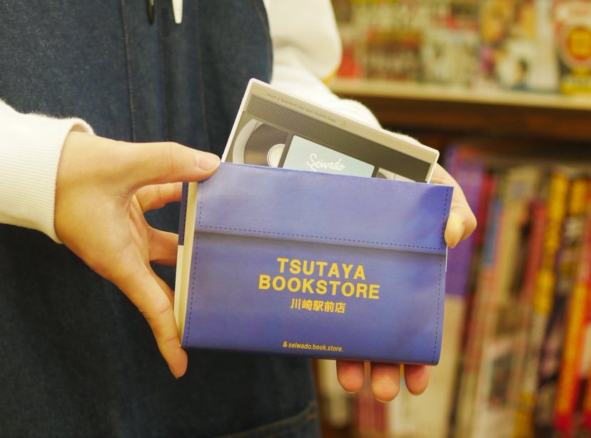 最近はサブスクもあって、 選択肢は、ほんとうに増えたけど。 棚の前で