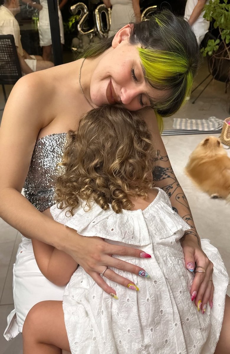 chaves_mikaella's tweet image. a mia já não cabendo mais no colo direito 🥹