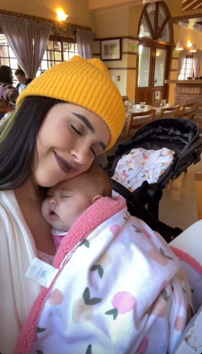 chaves_mikaella's tweet image. a mia já não cabendo mais no colo direito 🥹