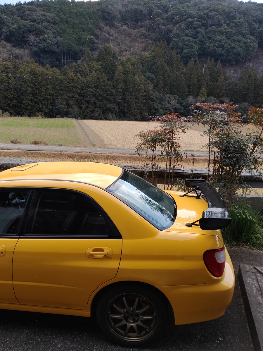 雪がチラついてきたので
農機具小屋に避難しました