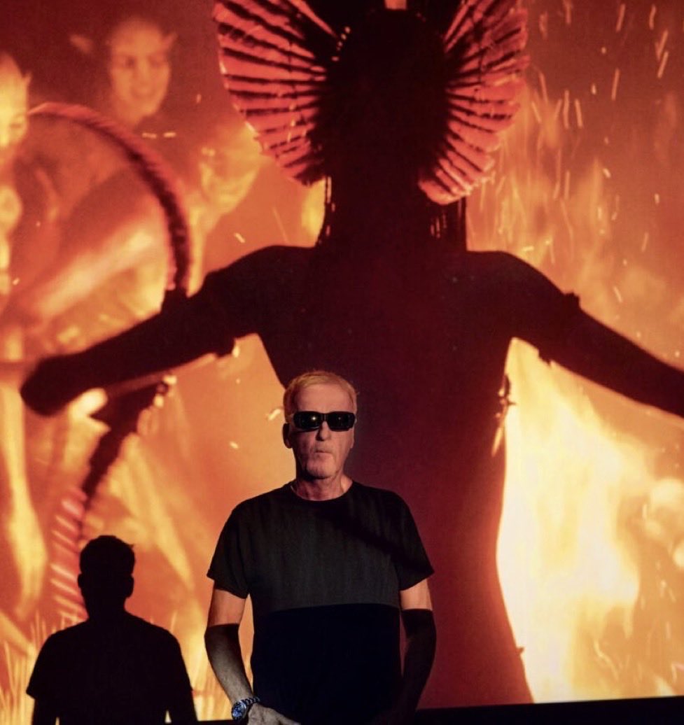 >be me, James Cameron, 19 years old in the swinging '60s

>stuck in boring Canadian high school, but brain's a volcano of sci-fi fever dreams

>one night, bam - vivid nightmare/vision of a bioluminescent forest teeming with flying lizards and ethereal creatures, glowing like