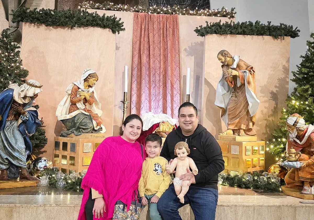 1° de enero en Misa, celebrando la Solemnidad de Santa María, Madre de Dios.

¡Feliz Navidad y próspero año 2026!