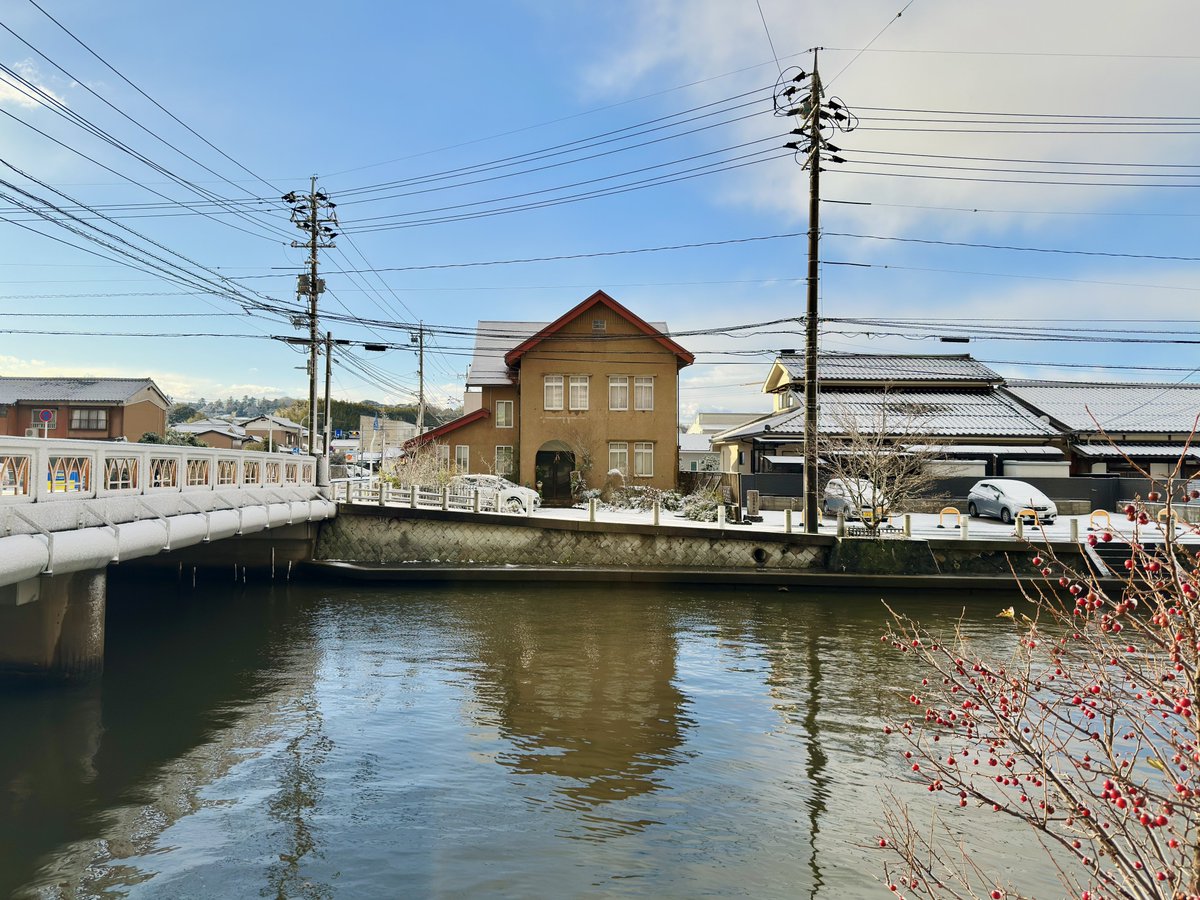こういう喫水線の浅い川や運河沿いに古い街が並んでる風景を見ると