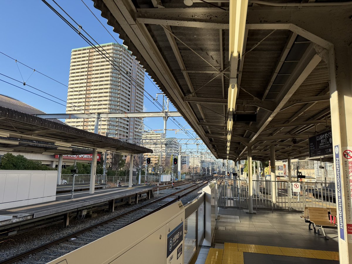 今年は久々に元旦休みだったので
今日初出勤いい天気で駅もガラガラ