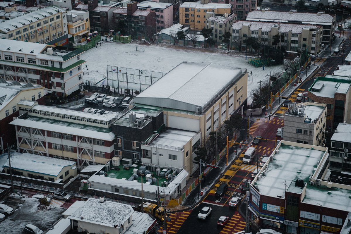 新年第一天晚上济州非山区下初雪了…今早起来一看，哟还可以嘛……就是这早上 9 点的飞机直接改到了下午 2 点……