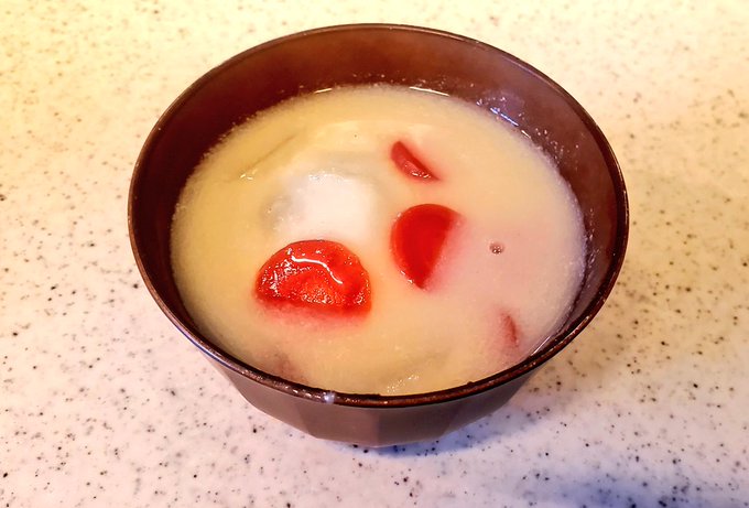 どシンプルな香川名物あんもち雑煮…白いのがあんもち🍲 