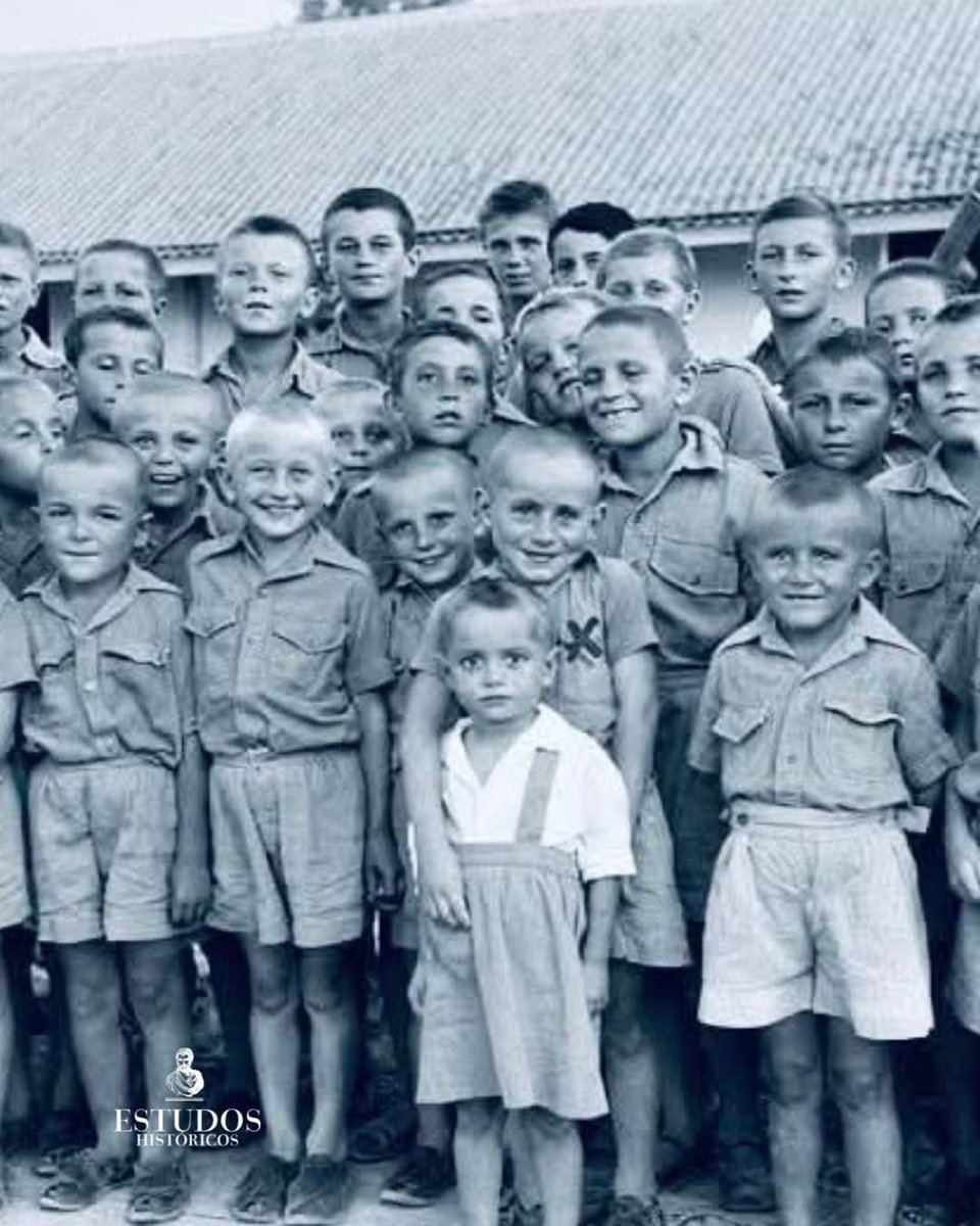 elevamiami's tweet image. Quando 740 crianças morreriam no mar e todos os países disseram “não”, um homem — que tinha todos os motivos para permanecer em silêncio — disse “sim”.

O ano era 1942.

O navio vagava pelo Mar Arábico como um caixão flutuante.

Havia 740 crianças polonesas a bordo. Órfãs.…