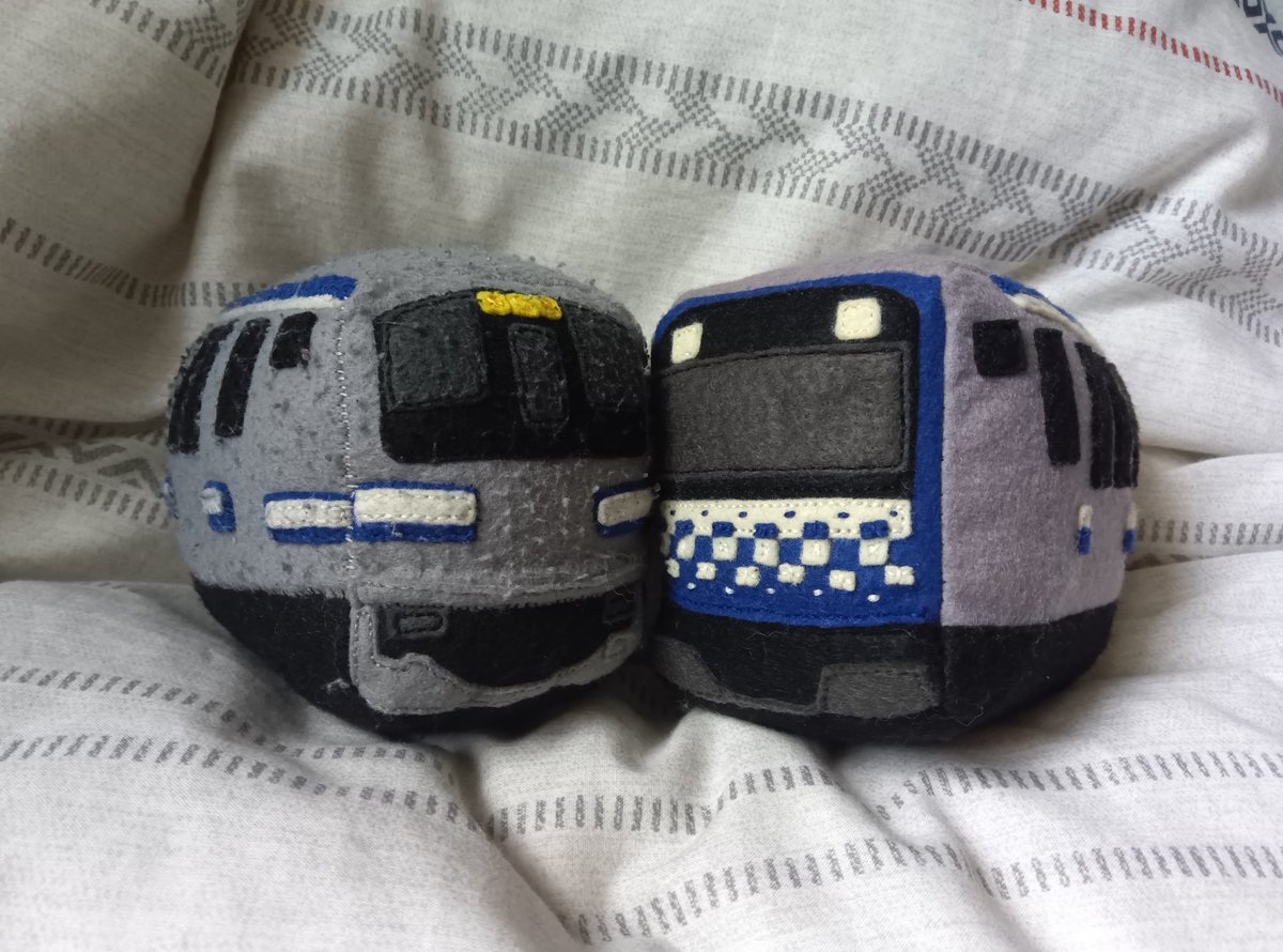 12両目
総武快速・横須賀線E235-1000

今年最初の作品はこの子だーー！！！
私のぬいで初のスカート初期装備ぬいちゃんです。
やっぱりグラデーション部分は細かくって大変だった！！でもその分かわいさも増すよね……

#なるくりのぬい鉄記録