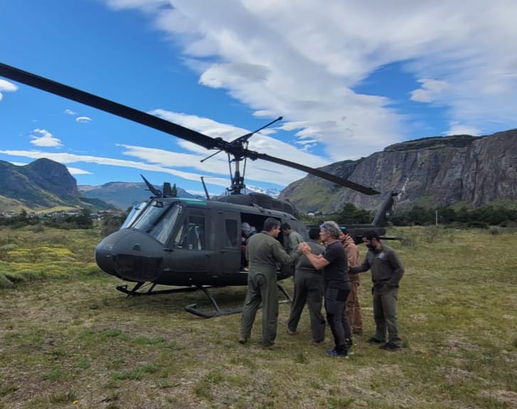 #Hoy #ElChaltén un helicoptero de la Sección de Aviación de Ejército 11 participó de un rescate en el cordón del #FitzRoy y realizó con éxito la evacuación aérea junto a rescatistas y personal médico de El Chaltén y <a href="/ParquesOficial/">Parques Nacionales Argentina</a>.
#SiempreEjército
 <a href="/MinDefensa_Ar/">Ministerio de Defensa</a>
