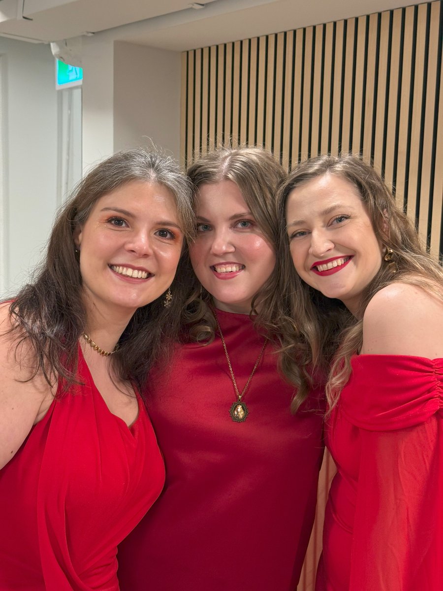 мы вчера пришли втроём в красных платьях
а) не сговариваясь
б) ничего не зная про год красной лошади, пока нам не сказали!
получилось оч смешно и огненно