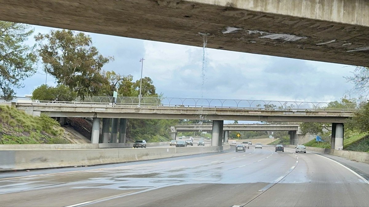 FunInATinyHome's tweet photo. @SDCaltrans is water suppose to drain onto cars from the middle of a bridge. It’s not even raining. I-8 at Spring Street 
@sdmts https://t.co/5rMcT8Qi4g