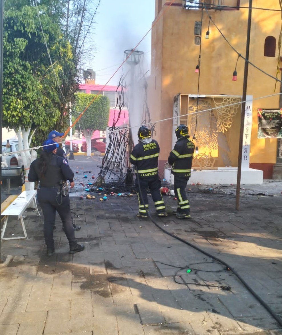 Atendimos un incendio en calle Chilalpa, colonia San Antonio, en  @XochimilcoAl, informamos que en la plaza se quemó un árbol de navidad;  procedimos a extinguir el fuego. Sin lesionados. #ServicioConcluido  @JefeVulcanoCova, image size:988x1174