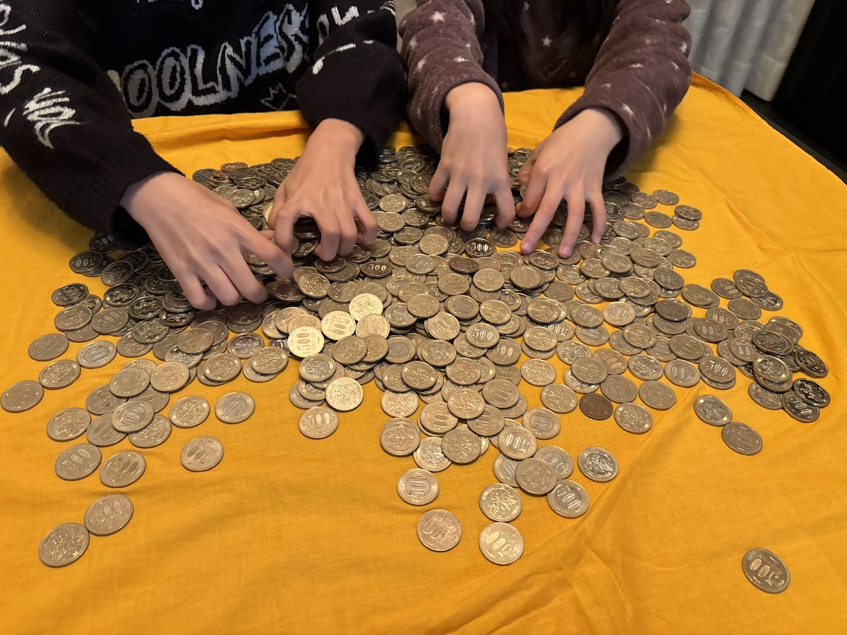 165Nishimura's tweet photo. 30万円貯まる貯金箱は、452500円貯まる貯金箱でした💴 https://t.co/ts5eaMl7om