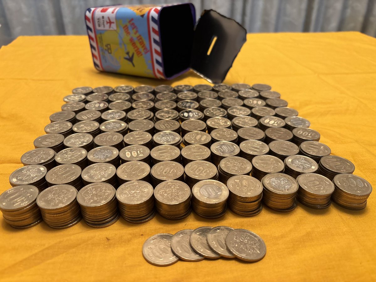 165Nishimura's tweet photo. 30万円貯まる貯金箱は、452500円貯まる貯金箱でした💴 https://t.co/ts5eaMl7om