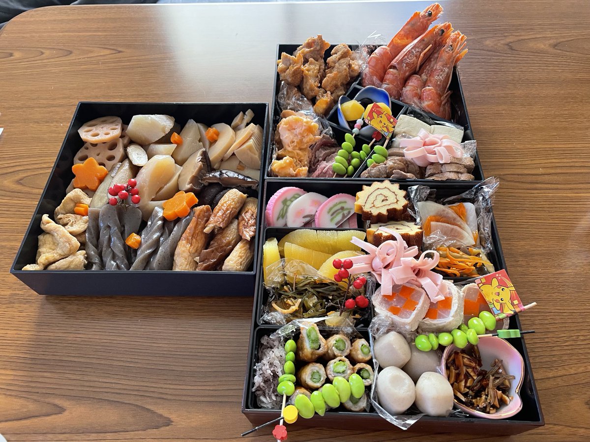 Karinterami1010's tweet photo. 明けましておめでとうございます！
本年もよろしくお願いいたします🙇‍♀️
⁡
今年もしっかりお節詰めました😆❤️笑 https://t.co/76LHJLeMM4