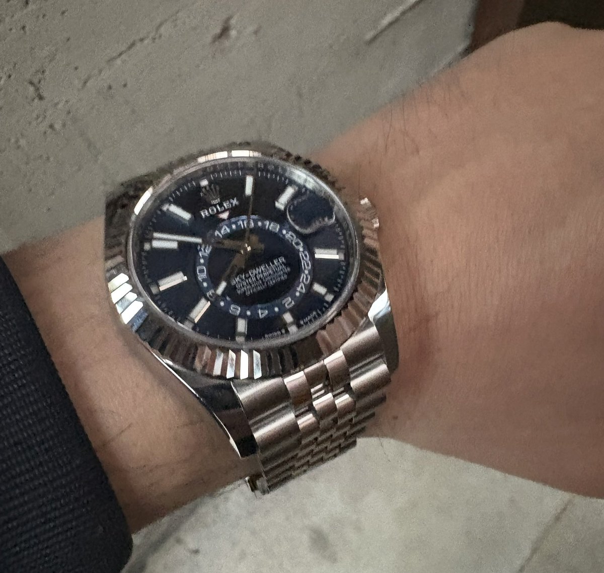 kouhaitou100man's tweet photo. 子供の送迎にその後モーニングに行くか。
お供はスカイドゥエラー
#ロレックス
#Rolex
#ref336934 https://t.co/vf5y2TQ53A