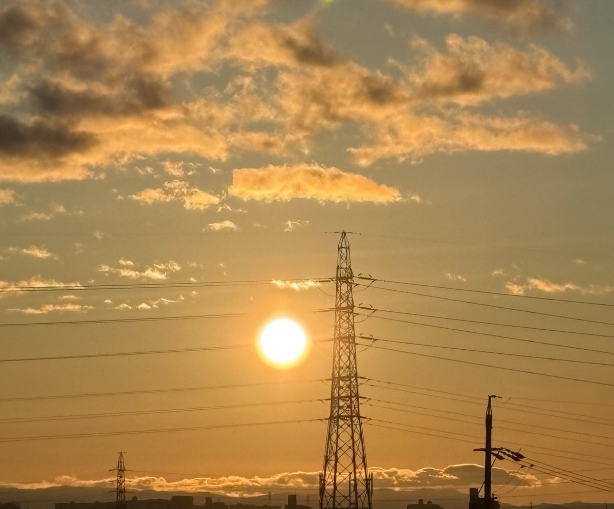 Al2o3_pinkruby's tweet image. 2日目の夜明け
ほんの少し　彩雲あり
穏やかな一日に！