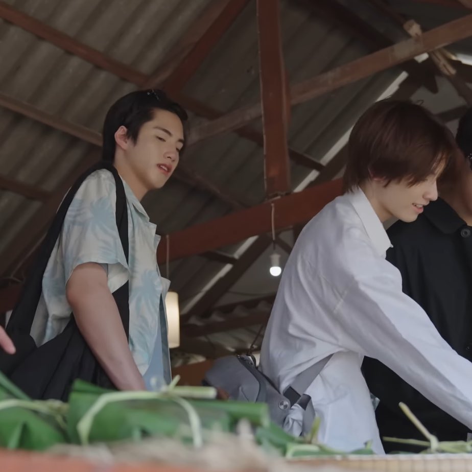 PPhutat05's tweet image. จากตอนเดิมในรูป previously ที่น้องภูดูจะเป็นพาทของEP.3 ซึ่ง ตอนนี้เป็นตอนนกเงือก love story งีบหลับซบอกcelineในตำนาน คิดถึงอะไรๆๆ 🤨