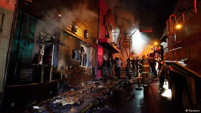 DaviMaboni's tweet photo. @media_express_e @actureactinfo_ The same thing happened in my city (Santa Maria, Rio Grande do Sul, Brazil) in 2013 at the "Kiss" nightclub; the soundproof foam caught fire and suffocated hundreds of people, 242 lost their lives and more than 600 were injured. https://t.co/XUMw6gUmVF