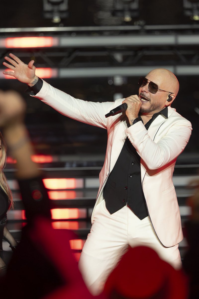 305_world_media's tweet image. 📸 @Pitbull x @filmoremusic x @LilJon x @RockinEve 🎉🥂

#MrWorldwide #Pitbull #NYE #Dale

(Images: @ABC)