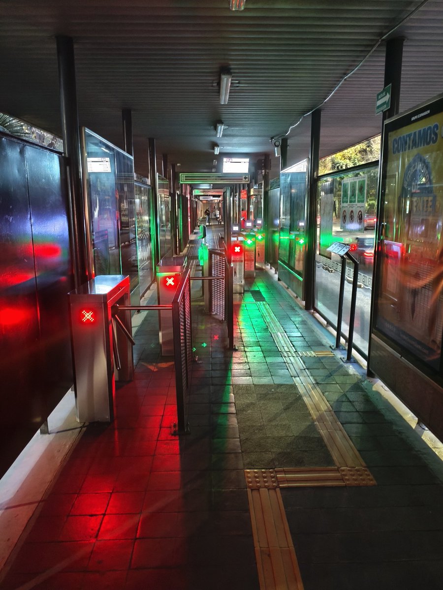 JaraDustin's tweet photo. @MetrobusCDMX la estación de canela de la línea 2 tiene las luces de la estación apagadas https://t.co/aJMNo0NZnk
