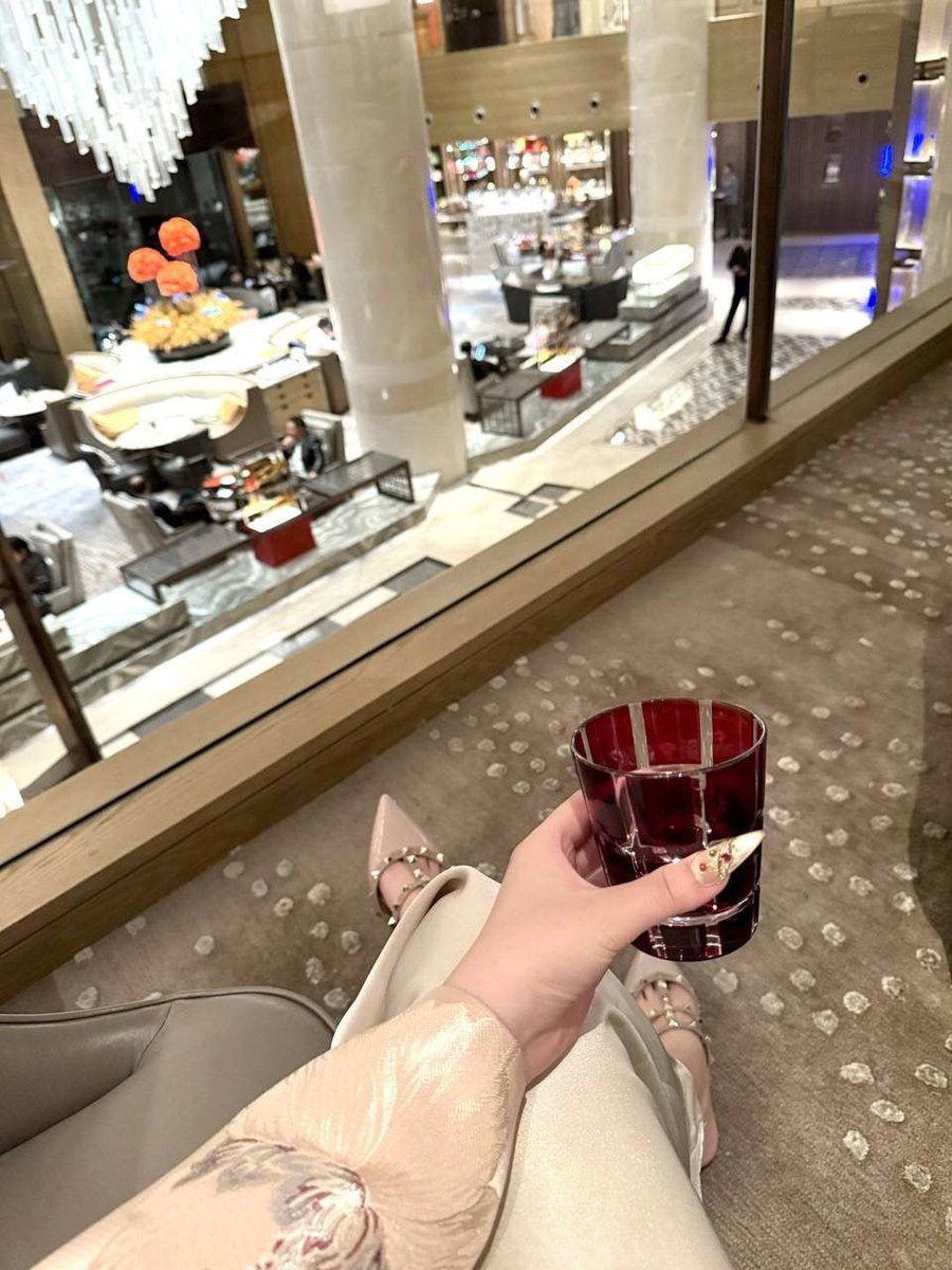 _artharbor's tweet image. Elegance is when your outfit, your mood, and your surroundings all agree.