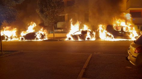 RMXnews's tweet image. 🇫🇷 1,173 cars were burned on New Year's Eve in France.

🔥19% increase from last year, when 984 cars were burned
🔴 505 arrests, compared to 420 last year
🚨403 detentions, 310 last year
🔫2 men shot and wounded in Paris
🗡️1 man stabbed to death in Marseille