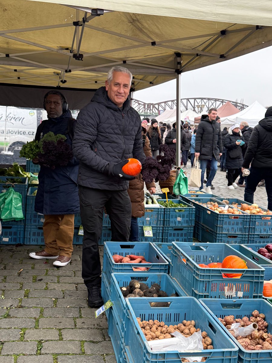DrJohnTorres's tweet image. As we begin 2026 with resolutions to improve wellness, one way to stay healthy is by eating fresh fruits and vegetables throughout the year, even when traveling. These were taken at a farmer's market in Prague. 

youtube.com/@drjohntorres2…

#drjohntorres #farmersmarket #prague